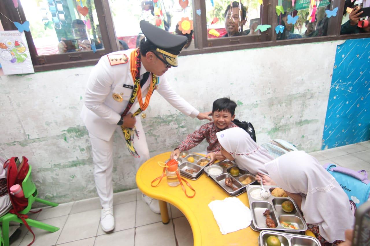 MBG SESUAI SOP – Wakil Menteri Dalam Negeri Bima Arya Sugiarto berinteraksi dengan para siswa saat meninjau pelaksanaan Program Makanan Bergizi Gratis (MBG) di SDN 015 Balikpapan Selatan, Jumat (25/4/2025). Pemerintah Kota Balikpapan mengklaim penerapan program makan bergizi gratis di Kota Balikpapan telah berjalan sesuai SOP. (TRIBUNKALTIM.CO/DWI ARDIANTO)