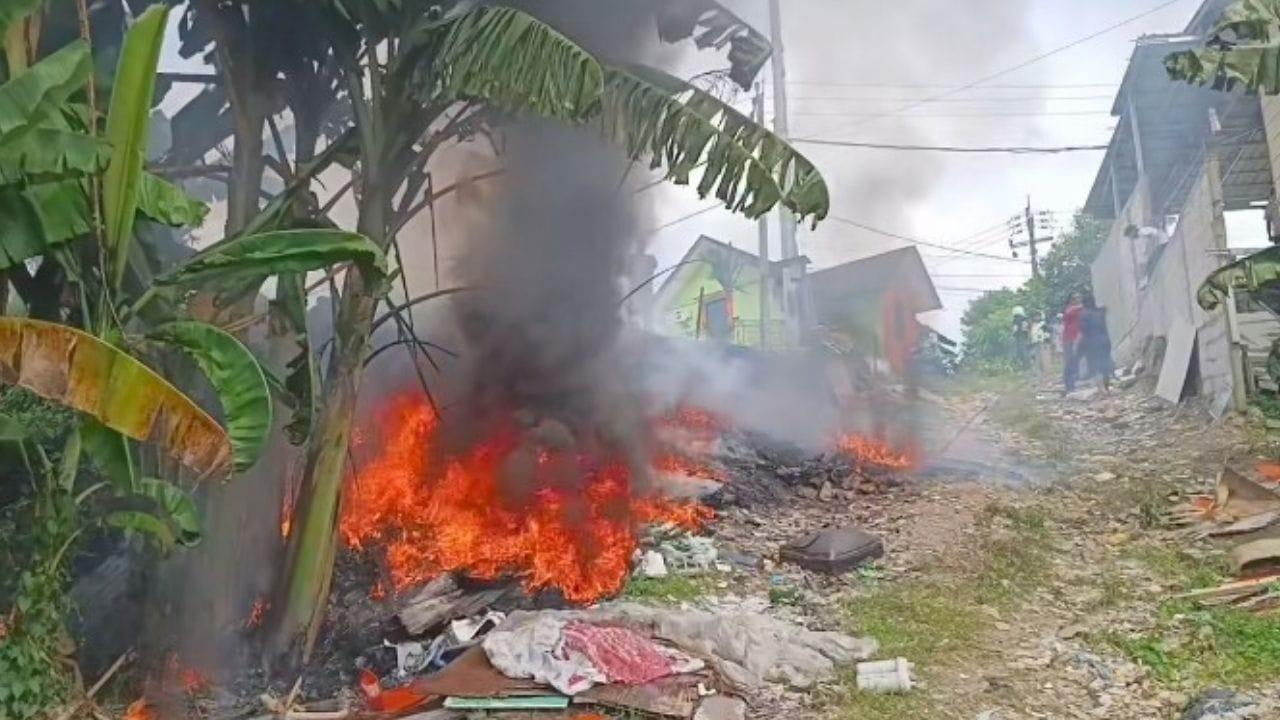 KEBAKARAN BUKIT CINTA - Tragedi kebakaran yang diunggah akun Instagram @info_bencana_balikpapan pada Sabtu (7/6/2025). Viral di media sosial insiden kebakaran terjadi di kawasan Jalan Bukit Cinta RT 32 Kelurahan Damai, Balikpapan, Kalimantan Timur pada Sabtu (7/6/2025). (Instagram/@info_bencana_balikpapan)