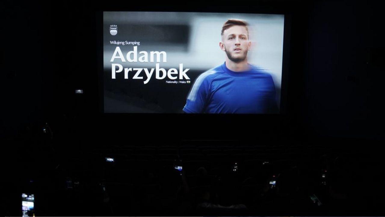 PENJAGA GAWANG PERSIB - Sosok Adam Przybek yang diunggah website persib.co.id pada Minggu (29/6/2025). Persib Bandung secara resmi memperkenalkan Adam Przybek sebagai penjaga gawang anyar Pangeran Biru pada hari Sabtu (28/6/2025) malam. (persib.co.id)