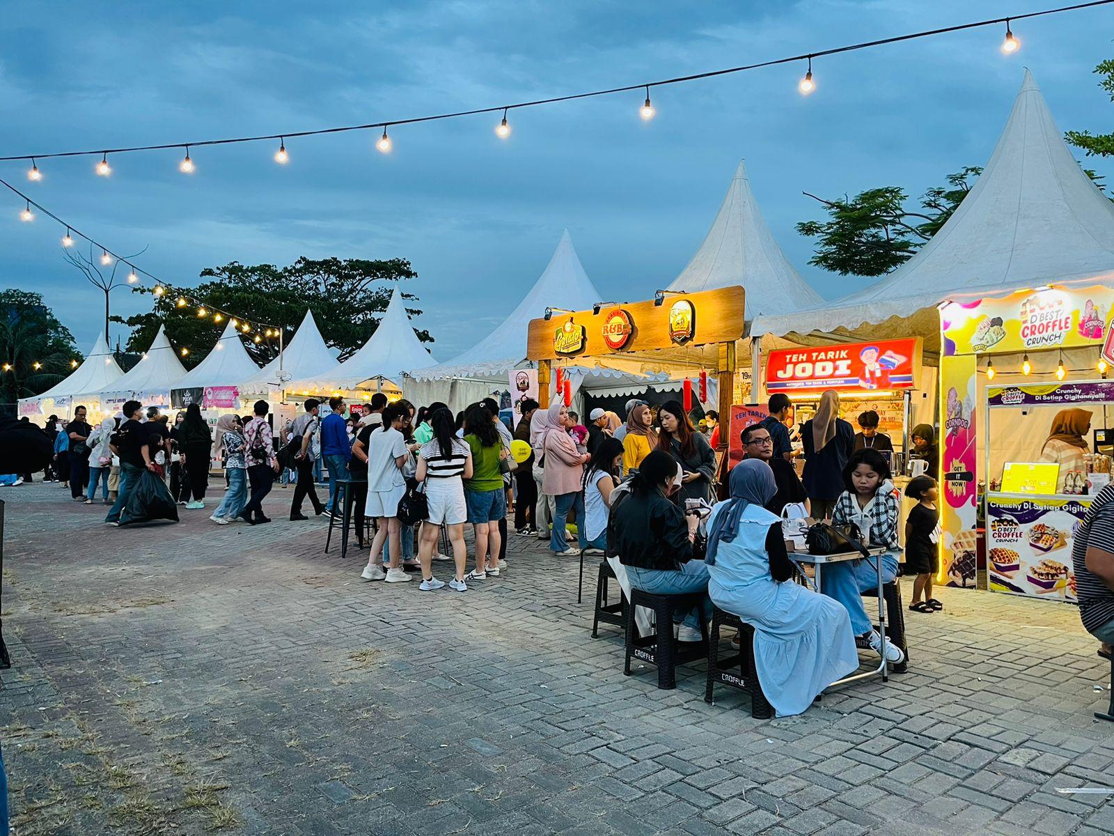 BPN GO 2025 - Beberapa tenant UMKM dalam event BPN Go yang dipadati pengunjung pada hari Jumat (4/7/2025) sore. Event anak muda di Kota Balikpapan BPN Go kembali hadir di Kawasan Citra City, Jalan MT Haryono, Balikpapan Selatan, Provinsi Kalimantan Timur. Event ini berlangsung sejak Rabu (2/7/2025) hingga hari Minggu (6/7/2025). (TribunKaltim.co/Nisa Zakiyah)