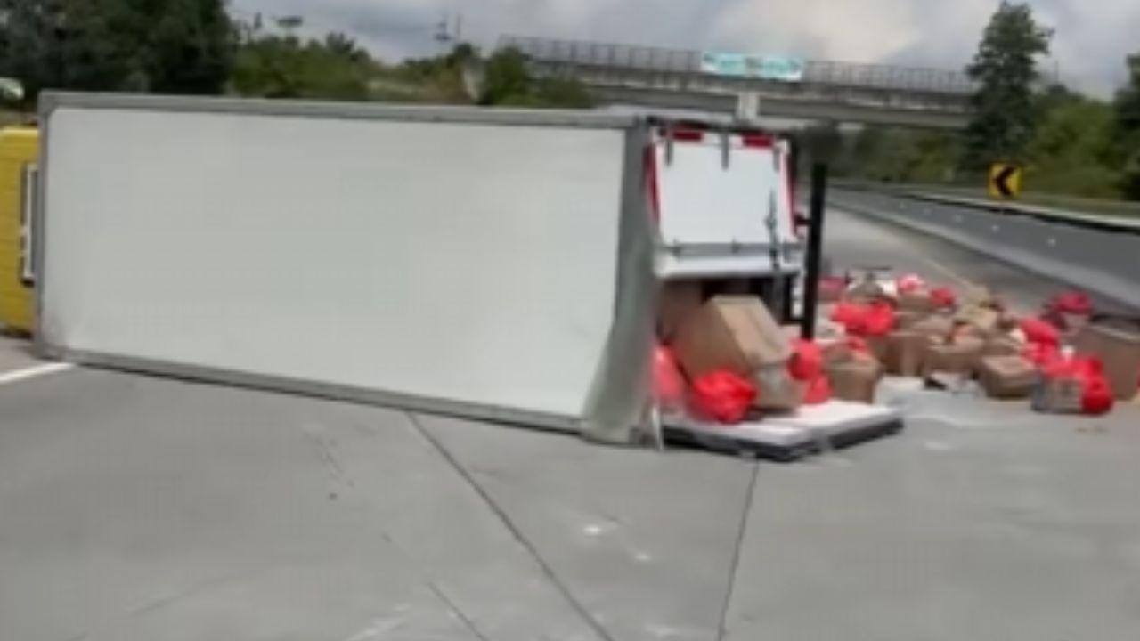 MOBIL BOX TERGULING - Tangkapan layar cuplikan video singkat yang memperlihatkan kondisi mobil box setelah terguling yang diunggah akun Instagram @kabarsamarinda_official hari Senin (21/7/2025). Sebuah insiden kecelakaan lalu lintas terjadi di Jalan Tol Balikpapan-Samarinda (Balsam), Kalimantan Timur, pada Senin (21/7/2025). (Instagram/@kabarsamarinda_official)