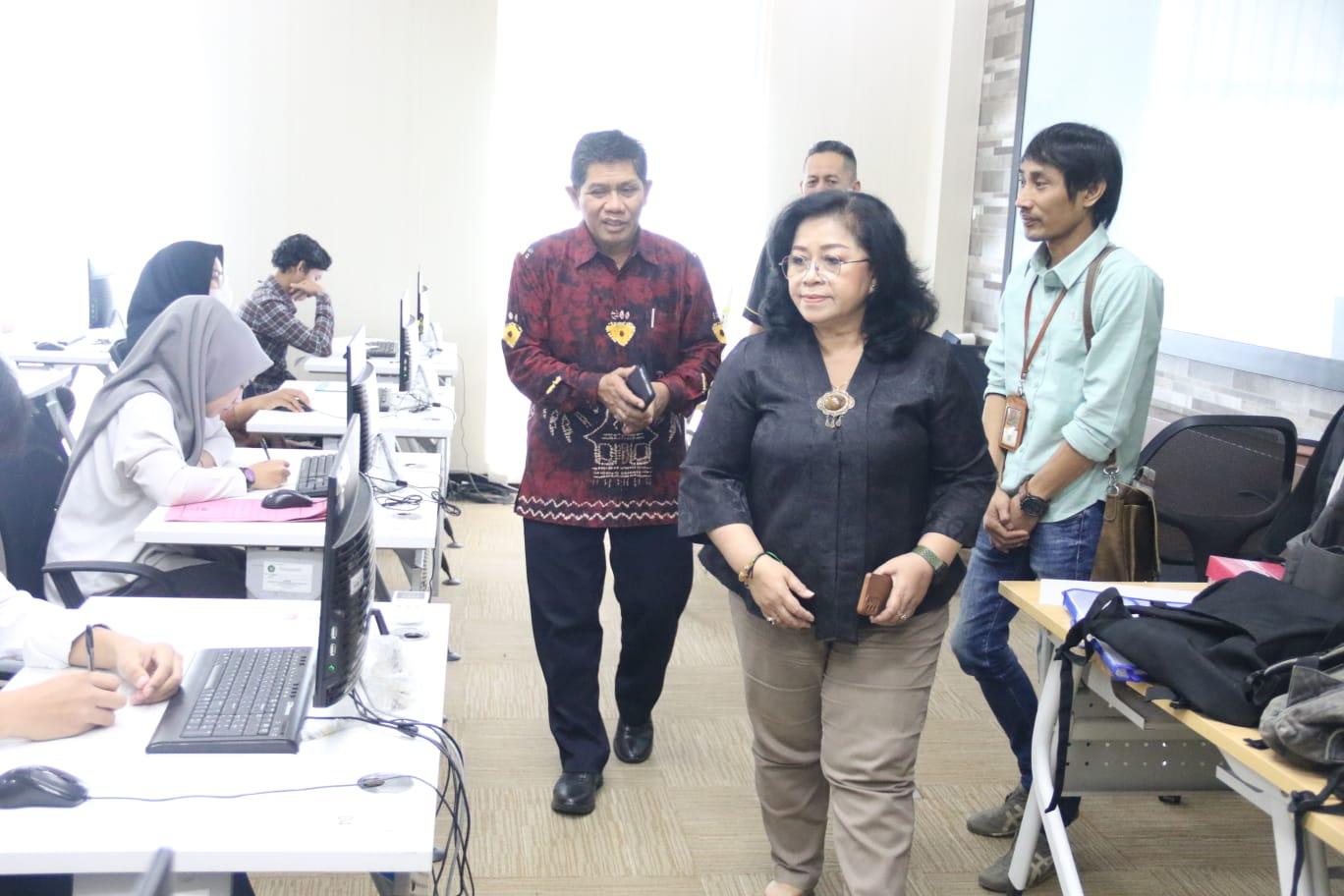 UTBK UNMUL SAMARINDA - Wakil Rektor Bidang akademik Unmul Prof. Dr. Lambang Subagiyo, M.Si, Kepala Biro Akademik dan Kemahasiswaan Afra Tustini Ekawati SPd, MSi, bersama pejabat dan rombongan Humas melakukan monitoring Ujian Tulis Berbasis Komputer (UTBK) sejak hari pertama Selasa (25/6/2024). UTBK Mandiri diikuti berjalan lancar dikerjakan dengan tertib.