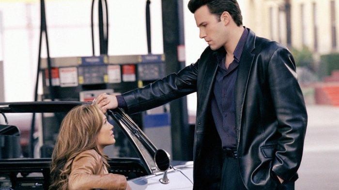 Ben Affleck dan Jennifer Lopez dalam film Gigli (2003)
