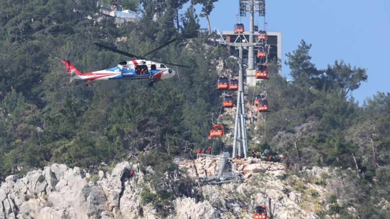 4 Helikopter Komando Penjaga Pantai dikerahkan dalam operasi penyelamatan.