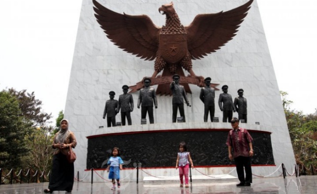 Sejumlah warga melihat beberapa tempat bersejarah di Monumen Pancasila Sakti, Lubang Buaya, Jakarta, Selasa (29/9/2015). Ada patung 7 Pahlawan Revolusi di Monumen Lubang Buaya. Daftar 7 Pahlawan Revolusi yang gugur dalam Gerakan 30 September. Lihat profil lengkap dari Jenderal Ahmad Yani hingga Pierre Andreas Tendean