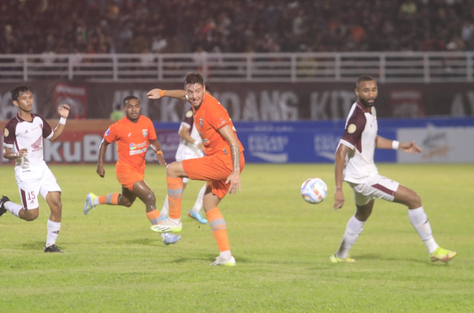 BEREBUT BOLA-Striker Borneo FC, Felipe Cadenazi berebut bola dengan bek PSM, Yuran Fernandes pada pertandingan Liga 1 di Stadion Segiri Samarinda Kalimantan Timur, Senin (25/9/2023) Borneo FC berhasil unggul 1-0.TribunKaltim.co/Nevrianto Hardi Prasetyo