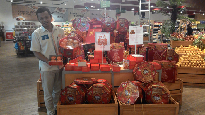 Menjelang Tahun Baru Imlek, LOKA Supermarket sudah menjual kue keranjang yang dipasok dari Bangka Belitung dan jeruk ponkan yang diimpor dari China.