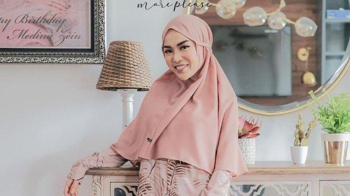 Medina Zein. Selebgram dan pengusaha Medina Zein jadi tersangka kasus dugaan pencemaran nama baik Marrisya Icha. Kronologi kasusnya dengan Marrisya Icha terkait tas branded KW ini.