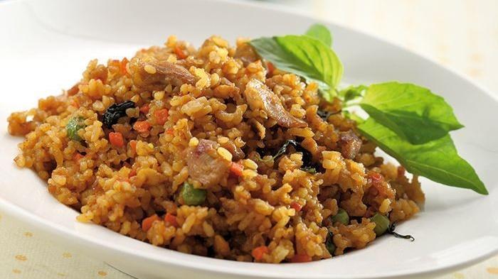 Perpaduan rasa dan aroma dari resep nasi goreng kemangi enak ini, membuat keluarga jadi lebih semangat untuk menyantap menu sarapan.