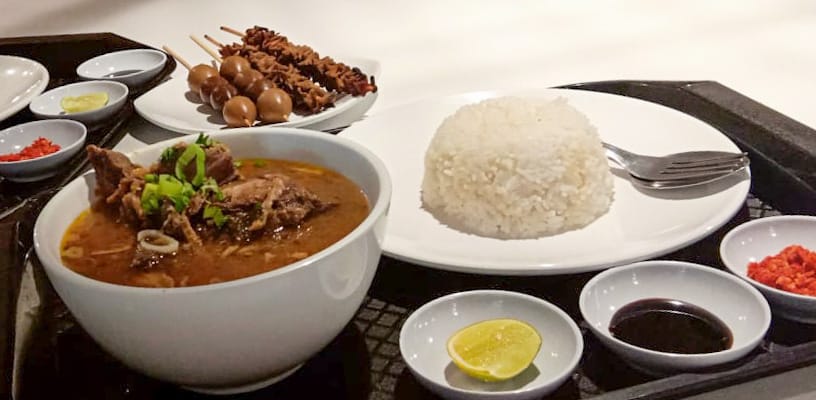 Soto Balikpapan, perpaduan antara Soto Makassar, Soto Banjar dan Soto Lamongan dengan komposisi kuah menggunakan buah lokal, yaitu Terong Asam Dayak.