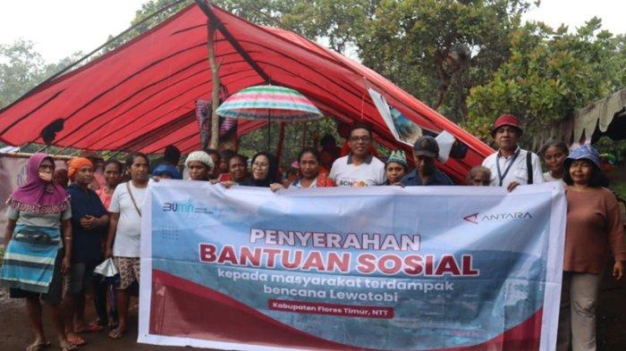 Kantor Berita ANTARA menyerahkan bantuan senilai Rp30 juta untuk korban erupsi Gunung Lewotobi Laki-Laki di Kabupaten Flores Timur, Nusa Tenggara Timur.