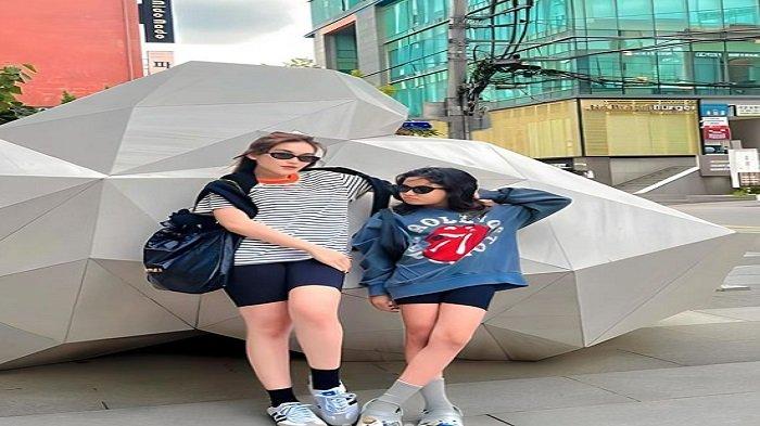 MODEL - Pose Ayu Ting Ting dan Bilqis bak model.