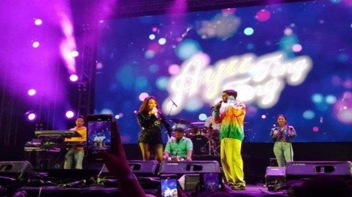 KONSER - Ayu Ting Ting dan Betrand Peto. Penonton Bersorak! Ayu Ting Ting Ajak Betrand Peto Goyangkan Konser hari patah hati nasional di Solo Jawa Tengah.