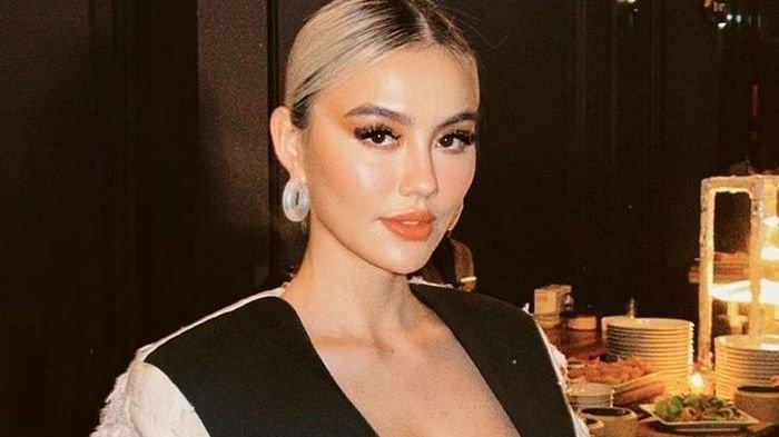 ANGGUN -- Agnez Mo berjalan anggun di red carped America Music Awards hingga disoraki wartawan