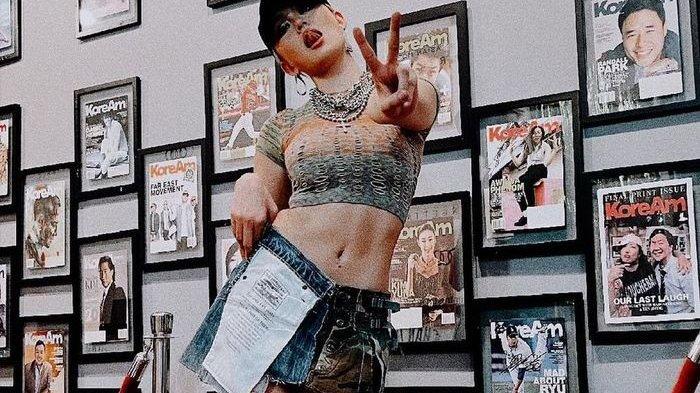 CROP TOP -- Agnez Mo makin kece bak penyanyi Hollywood saat pakai crop top dan rok mini terbalik
