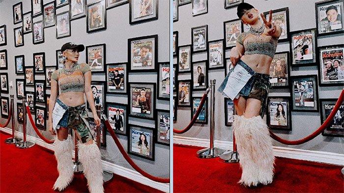 CROP TOP -- Agnez Mo makin kece bak penyanyi Hollywood saat pakai crop top dan rok mini terbalik