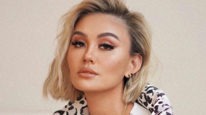 Agnez Mo tampil menawan dalam cover majalah Harper's Bazaar Vietnam.