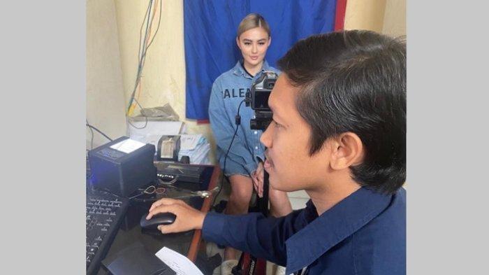KTP -- Agnez Mo tetap apa adanya saat beruruusan dengan kantor pemerintahan untuk pembuatan KTP