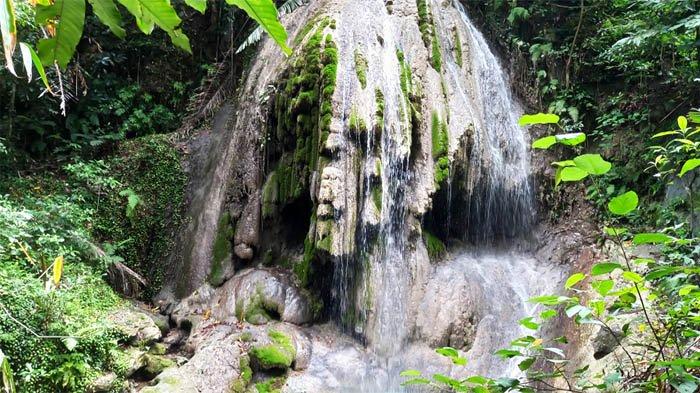 Air Terjun Boni Taukrubu di Amarasi Barat , Kabupaten Kupang