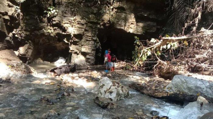 Seorang wisatawan menikmati keindahan air terjun Cunca Lega di Kampung Purang-Nanu, Desa Tebo, Kecamatan Rahong Utara, Kab. Manggarai, salah satu wisata air terjun di NTT.