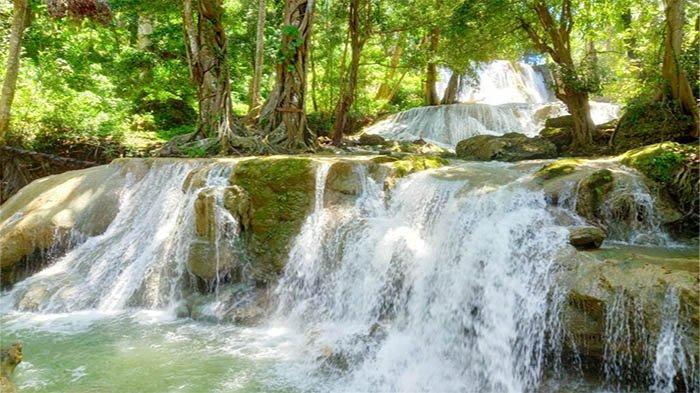 Air Terjun Oenesu di Kecamatan Kupang Barat , Kabupaten Kupang , Nusa Tenggara Timur