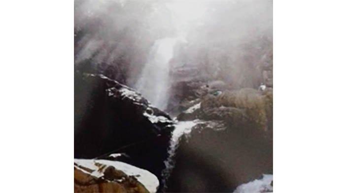 Air Terjun Waikapori Terletak di desa Bolubokat Utara di Kecamatan Umbu Ratu Nggay,