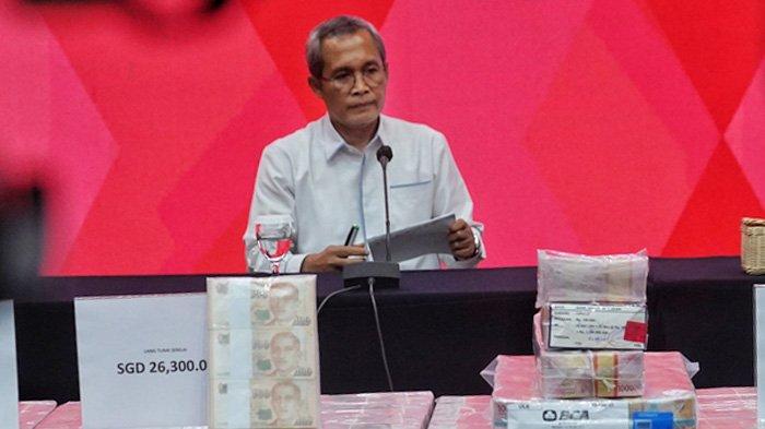 Wakil Ketua Komisi Pemberantasan Korupsi (KPK) Alexander Marwata saat memimpin gelar barang bukti tindak pidana pencucian uang kasus yang diduga dilakukan Lukas Enembe di Papua, di Gedung KPK, Jakarta, Senin 26 Juni 2023.