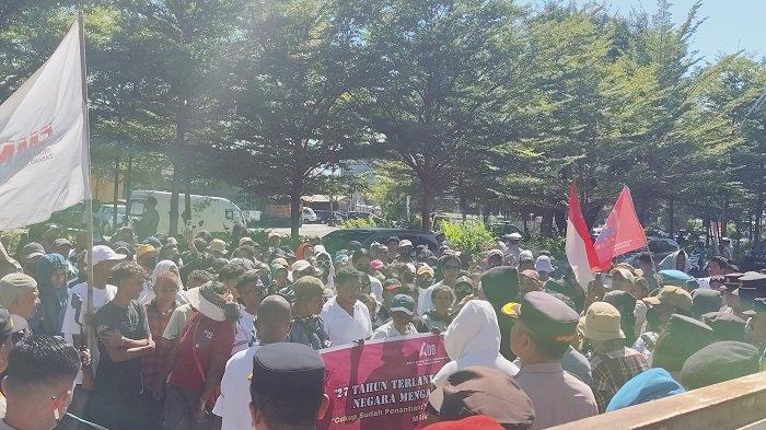 Aliansi Nasional untuk Demokrasi Baru (ANDB) menggelar demonstrasi di kantor Gubernur Nusa Tenggara Timur (NTT), Senin (16/6/2025) pagi.