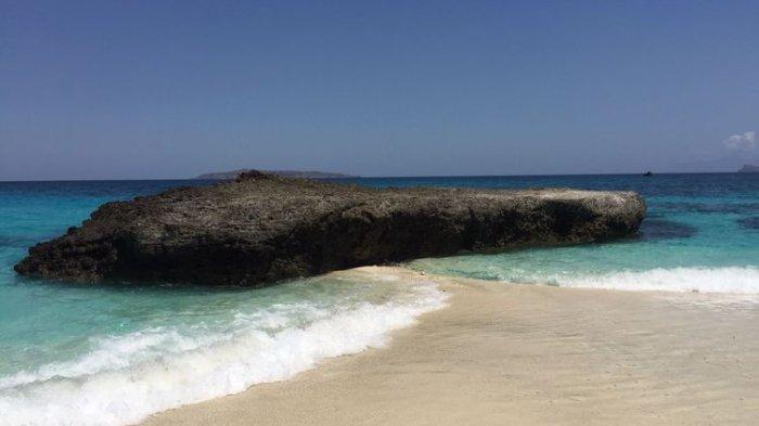 Watu Peti atau batu peti di Desa Marisa Pulau Kangge, NTT