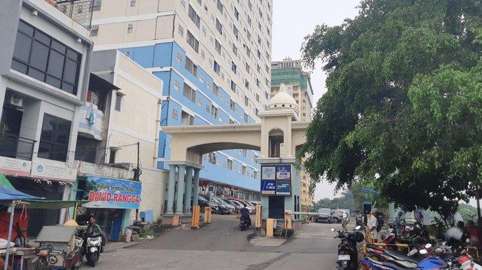 Bagian depan Apartemen Teluk Intan di Kelurahan Pejagalan, Kecamatan Penjaringan, Jakarta Utara, Minggu (10/3/2024). Kejadian bunuh diri di sekitar apartemen bukan pertama kali terjadi. Dalam 10 tahun terakhir setidaknya sudah tiga kali peristiwa bunuh diri terjadi di sekitar lokasi itu.
