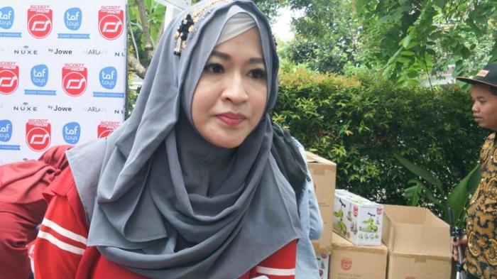 Okie Agustina masih peduli pada Gunawan Dwi Cahyo yang belum terima bayaran dari klub bola
