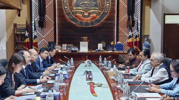 Asisten Menteri Luar Negeri China Nong Rong dan staf mengadakan pertemuan dengan Presiden Timor Leste Jose Ramos Horta.