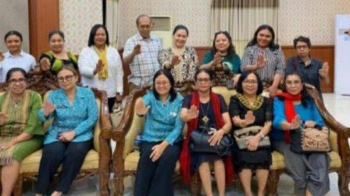 ASTI LAKA LENA - Ketua Tim Penggerak PKK Provinsi NTT Asti Laka Lena bersama aktivis perempuan dan anak melakukan rapat dengar pendapat (RDP) dengan Komisi III dan VIII DPR RI terkait kasus kekerasan seksual yang dilakukan oleh eks Kapolres Ngada AKBP Fajar Lukman, Selasa (20/5/2025).