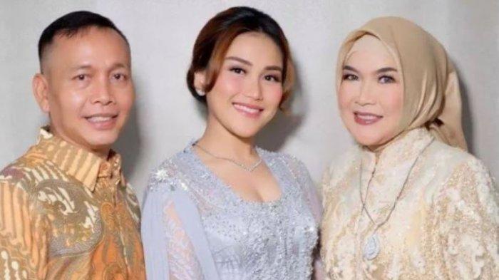 MARAH -- Ayah Rozak langsung marah saat Ayu Ting Ting dikatain penyanyi murahan