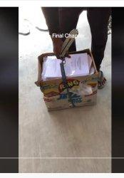 BAHAN SKRIPSI - Viral Seorang mahasiswa yang baru saja wisuda menimbang hasil Revisi serta Sidang Skripsinya.