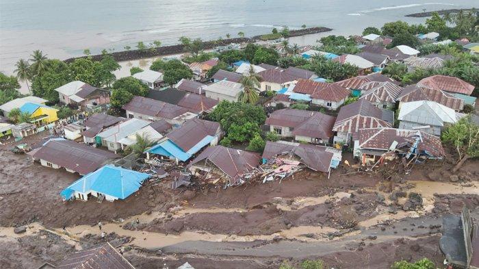 Pemandangan sebagian Kota Ternate di Maluku Utara dengan jalur banjir bandang yang melanda kota itu, Minggu (25/8/2024) dini hari WIT.