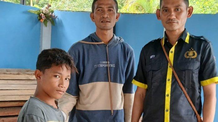 TONGKAT - PS. Kasidokkes Polres Manggarai Timur Bripka Heribertus A.B.Tena, S.Tr.AK.,M.Si sedang menyerahkan bantuan tongkat kruk untuk Fahri Jamadin, seorang anak penyandang disabilitas asal Dusun Kaca, Desa Sita Kecamatan Ranamese.