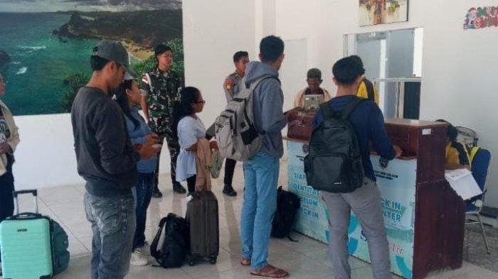 PENGAMANAN - Polres Sabu Raijua melalui personilnya melaksanakan pengamanan penerbangan pesawat Susi Air dengan nomor registrasi PK-BVQ tipe C208 di Bandara Tardamu Sabu