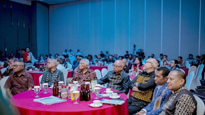 Josef Blasius Bapa saat mendampingi putranya Melchias Marcus Mekeng alias Melky Mekeng menerima Pos Kupang Award 2023 di Hotel Aston Kupang, Senin (11/12/2023) malam.