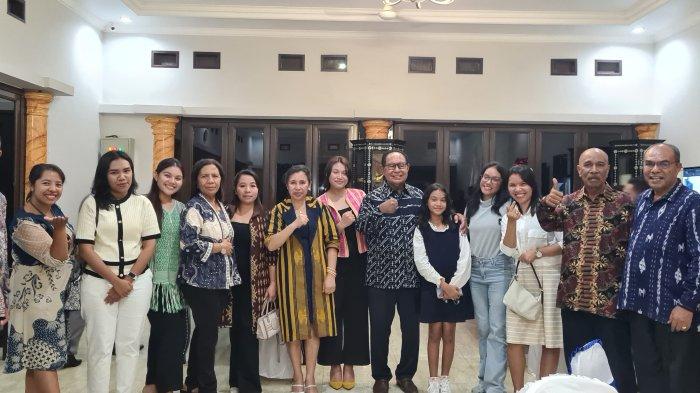 Bapa Josef diapit bersama anggota keluarga asal Ngada di Kupang, Minggu 17 November 2024
