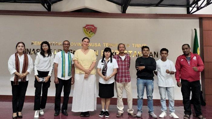 Kurator Koleksi Jaap Kunst dan dosen di Universitet van Amsterdam, Research Fellow di IRGSC, Barbara Titus (keempat dari kiri).