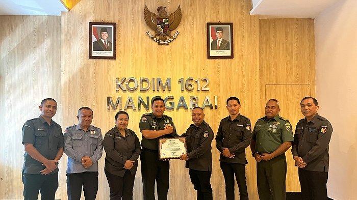 PENGHARGAAN - Ketua Bawaslu Manggarai Fortunatus Hamsah Manah, menyerahkan penghargaan kepada Komandan Kodim 1612/Manggarai, Letkol Inf Budiman Manurung.