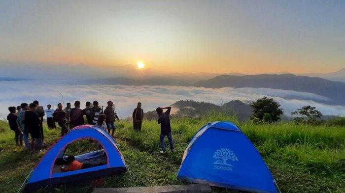 Berkemah di bukit Golo Geleng, Kampung Purek, Desa Pong Narang, Kecamatan Ndoso, Kab. Manggarai Barat, NTT sebagai bukit untuk menikmati matahari terbit di bagian utara Manggarai Barat, Selasa, (24/5/2022).