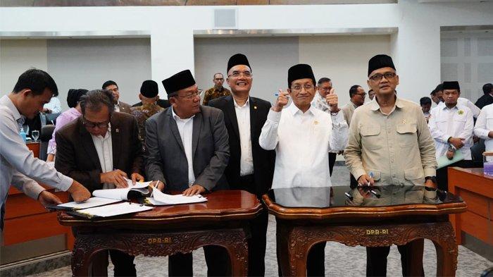Penandatanganan kesepakatan antara Kementerian Agama dan Komisi VIII DPR RI mengenai Biaya Penyelenggaraan Ibadah Haji (BPIH) 1446 H/2025 M, saat Raker di Gedung DPR, Jakarta, Senin (6/1/2024).