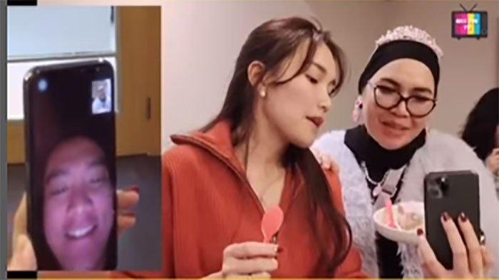 LAYAK JADI MANTU -- Boy William dianggap layak jadi mantu Umi Kalsum saat ucapkan selamat ultah pada ibunda Ayu Ting Ting