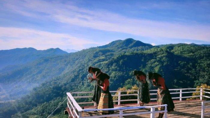 Bukit Porong Tedeng menjadi salah satu spot foto yang menjadi daya tarik wisatawan di Desa Wisata Coal, Manggarai Barat, NTT