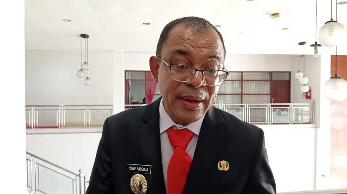 Bupati Ende, Yosep Benediktus Badeoda memberikan keterangan kepada media usai mengikuti peluncuran nasional 80 ribu Kopdes Merah Putih secara daring dari Aula Garuda, Kantor Bupati Ende, pada Senin (21/7/2025).