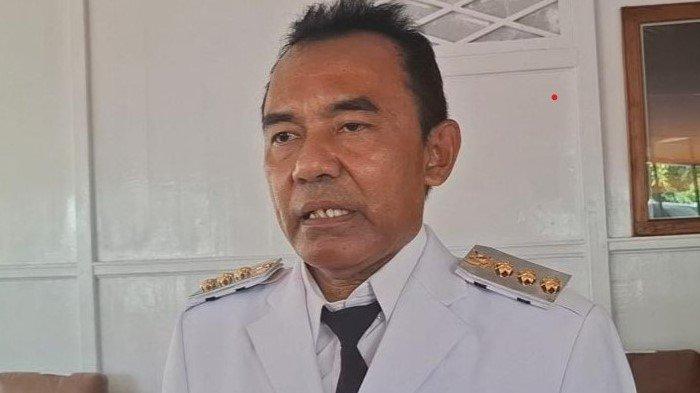 SAAT WAWANCARA - Bupati Flores Timur, Anton Doni Dihen saat diwawancara wartawan di depan Rujab Bupati Flotim, Senin (3/3/2025).