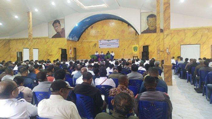 RAKOR - Bupati Ngada Gelar Rakor dengan Para Kepala Desa dan BPD Se-Kabupaten Ngada, di Aula Jhon-Thom Bajawa, Rabu (4/6/2025).