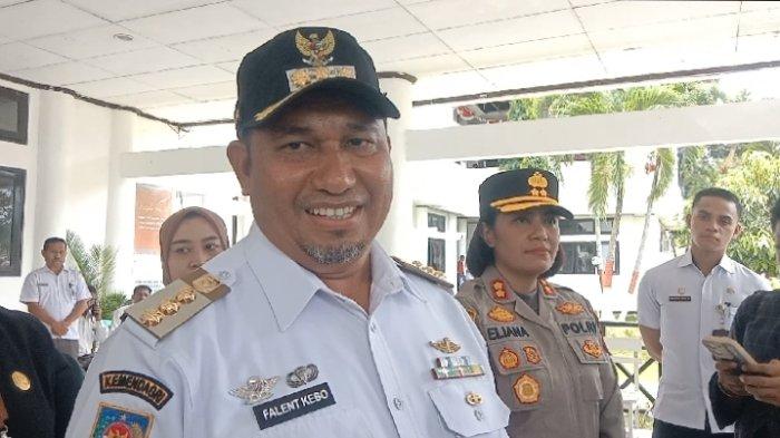 PECAT - Bupati Timor Tengah Utara (TTU), Yosep Falentinus Delasalle Kebo memecat dua orang Aparatur Sipil Negara (ASN) yakni Marsianus Oeleu (PPPK) dan Maria Aquila Amsikan (PNS) yang diduga terjerat hubungan asmara terlarang. Kedua ASN menjalin hubungan asmara hingga memiliki seorang buah hati.